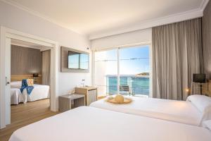 Cama ou camas em um quarto em Hotel Simbad Ibiza