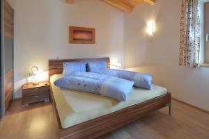 A bed or beds in a room at Appartements Linda