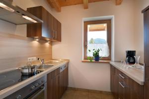 A kitchen or kitchenette at Appartements Linda