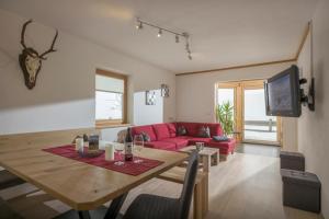 A television and/or entertainment centre at Appartements Linda