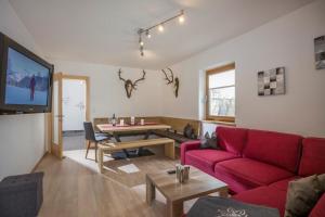 A television and/or entertainment centre at Appartements Linda