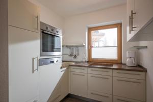A kitchen or kitchenette at Appartements Linda