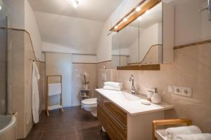 A bathroom at Appartements Linda