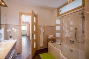 A bathroom at Appartements Linda