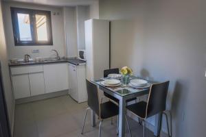 Kuchyňa alebo kuchynka v ubytovaní Apartamentos Santa Clara