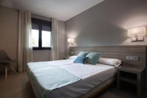Posteľ alebo postele v izbe v ubytovaní Apartamentos Santa Clara + 37 fotografií