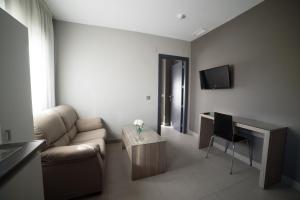 Televízia a/alebo spoločenská miestnosť v ubytovaní Apartamentos Santa Clara