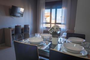 Televízia a/alebo spoločenská miestnosť v ubytovaní Apartamentos Santa Clara