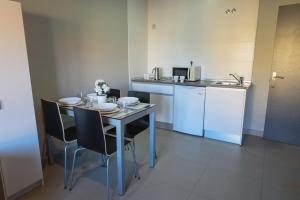 Kuchyňa alebo kuchynka v ubytovaní Apartamentos Santa Clara