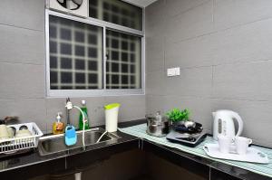 eine Küche mit Spüle und Arbeitsplatte in der Unterkunft Menjalara Kepong Desapark & MITEC 中文房东-Room Only in Kuala Lumpur + 14 Fotos