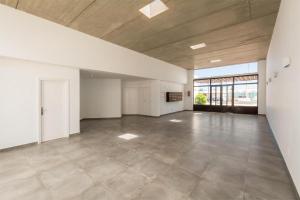 an empty room with a large room with white walls at Conylanza Los Cármenes in Costa Teguise