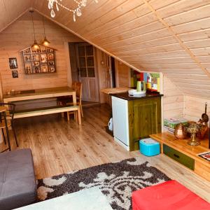 a room with a kitchen and a table in a cabin at UDany Weekend in Ustrzyki Dolne