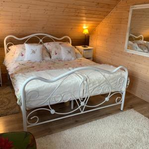 ウストシキ・ドルネにあるUDany Weekendの木製の壁に白いベッドが備わるベッドルーム1室