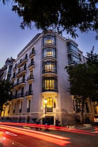 un edificio en una calle con coches delante en Ayala 63 - THE ARC COLLECTION en Madrid