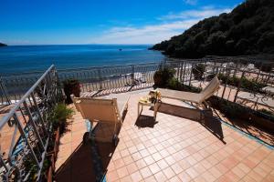 Elle comprend un balcon offrant une vue sur la plage et l'océan. dans l'établissement Grand Hotel Il Ninfeo, à Gaète