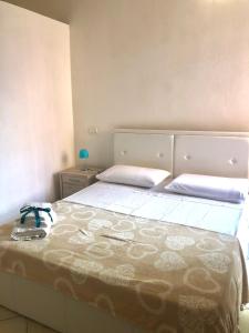 sypialnia z dużym łóżkiem z avisorem w obiekcie Casa Francesca w mieście Carloforte