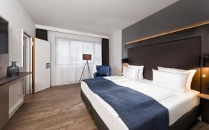 En eller flere senger på et rom på Holiday Inn Berlin City-West, an IHG Hotel