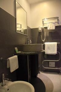 een badkamer met een wastafel en een spiegel bij Bella Pescara Bb - Abruzzo, Italy in Pescara