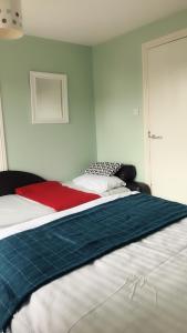 Edinburgh City Centre Old Town Holiday Apartment 3 bedroomsにあるベッド