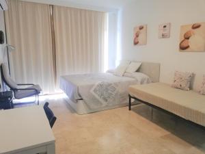 トレモリノスにあるCastillo Santa Clara 4のベッドルーム1室(ベッド1台、ソファ、椅子付)