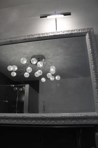 un espejo con reflejo de una lámpara de araña en Haus Sonnenschein, en Lam