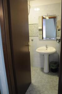 y baño con lavabo, espejo y aseo. en Hotel Farini en Roma