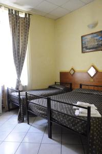 Giường trong phòng chung tại Hotel Farini