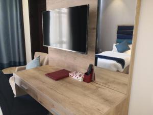 Una cama o camas en una habitación de La Fontaine Diora Hotel
