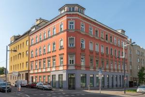 duży budynek z czerwonej cegły przy ulicy miejskiej w obiekcie Stunning Apartment Vienna Central Station w Wiedniu