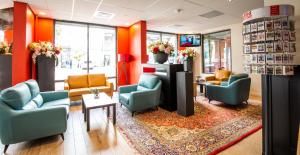 a waiting room with couches and chairs at Bastion Hotel Maastricht Centrum in Maastricht