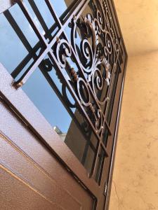 une porte métallique avec fenêtre sur un bâtiment dans l'établissement Casa Menodda, à Grottaglie
