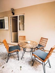 un patio con tavolo e 4 sedie di Explore Greece from Apartment with Private Garden a Calcide