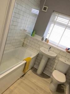 La salle de bains est pourvue d'une baignoire, d'un lavabo et de toilettes. dans l'établissement Apartment 61, à Wetherby