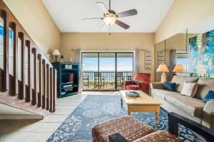拉古納海灘的住宿－Emerald Shores #3006，客厅配有沙发和桌子