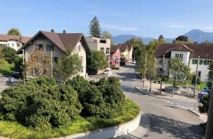 una calle en una pequeña ciudad con casas en Hotel Metropol en Widnau