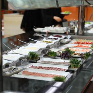 una línea de buffet con muchos tipos diferentes de comida en Crowne Plaza Kuwait Al Thuraya City, an IHG Hotel, en Kuwait