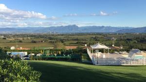 an estate with a view of the mountains at Relais Villa Belvedere & SPA ONLY ADULTS in Pozzolengo