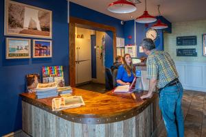 The lounge or bar area at Botany Bay Hotel 