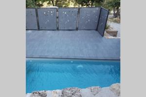 uma piscina com uma cerca à volta em Gîte Le Pilat em Vernoux-en-Vivarais