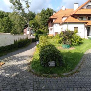 eine steinerne Einfahrt vor einem Haus in der Unterkunft Apartament Przytulny in Kazimierz Dolny