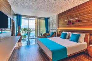 Postel nebo postele na pokoji v ubytování Carine Hotel Kumbor Superior