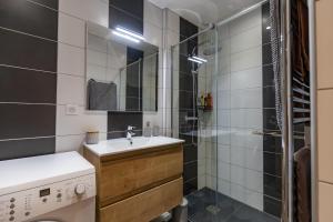 La salle de bains est pourvue d'un lavabo et d'une douche. dans l'établissement Grand Yatou - 8 pers, RDC, tout confort - Parking, jardin & Wifi, à Cauterets