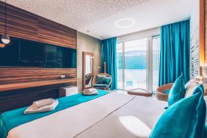 Postel nebo postele na pokoji v ubytování Carine Hotel Kumbor Superior