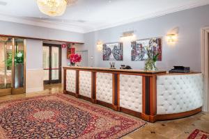 a lobby with a reception desk and a rug at All’Angelo Art Hotel in Venice