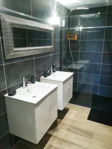 a bathroom with two sinks and a mirror at Terra Rossa- clim- pieds dans l'eau in Conca