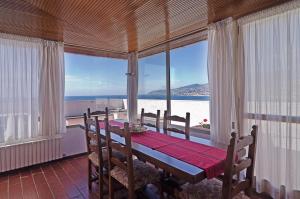 comedor con mesa y vistas al océano en Hotel Ariston Montecarlo en San Remo