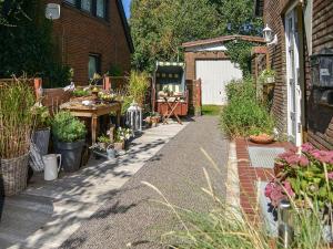 a garden with a table and some potted plants at Strandläufernest in Tinnum