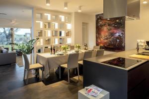 アッシジにあるVilla San Francesco - Homelike Villasのテーブルと椅子のあるキッチンとダイニングルーム