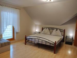 ein Schlafzimmer mit einem Bett und einem großen Fenster in der Unterkunft Elizabet in Bojnice