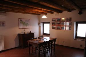 ein Esszimmer mit einem Holztisch und Stühlen in der Unterkunft Corte Spinosa in Negrar